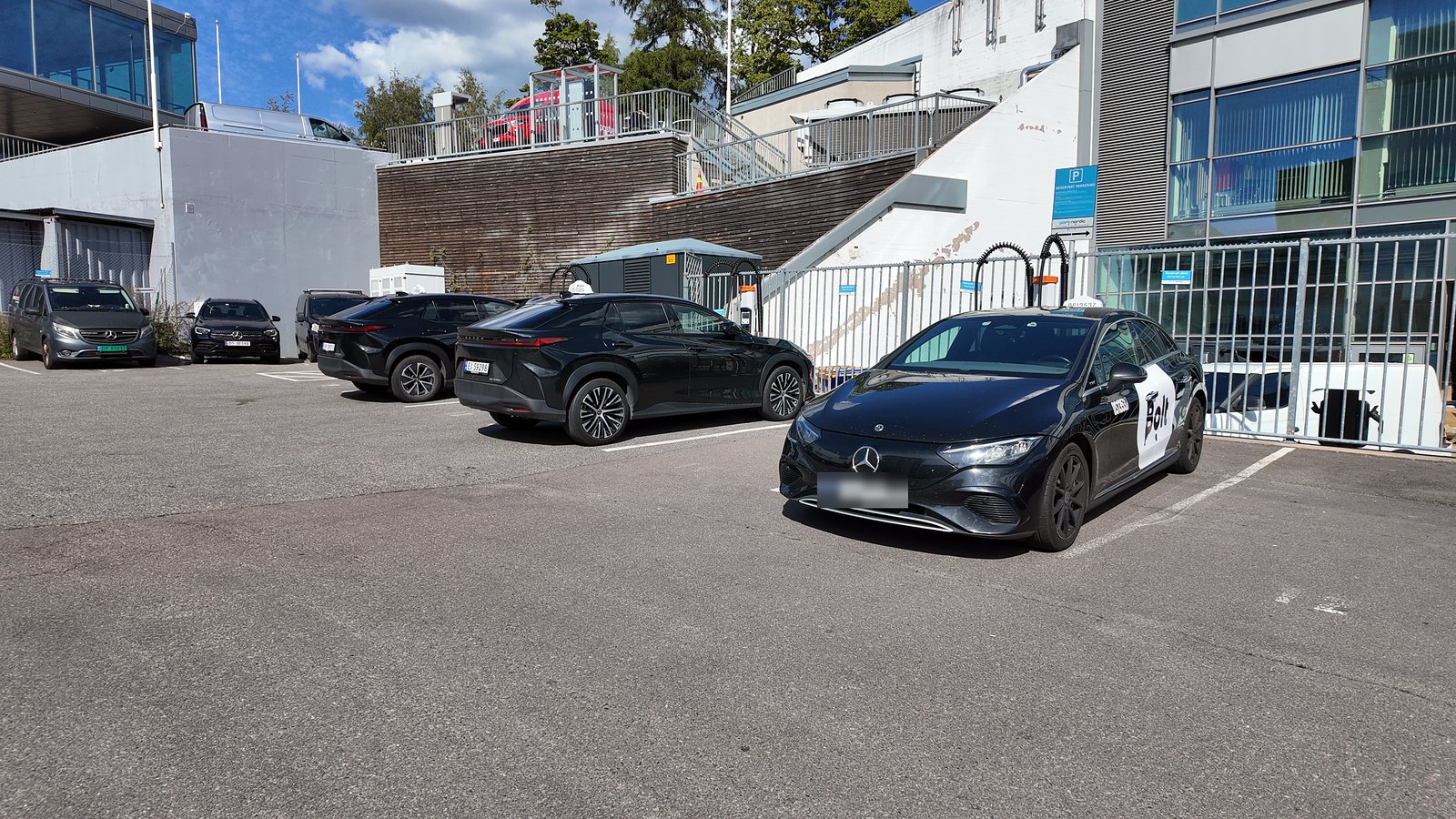 Elbiler fra Akkord Drive på hurtigladerne utenfor basen