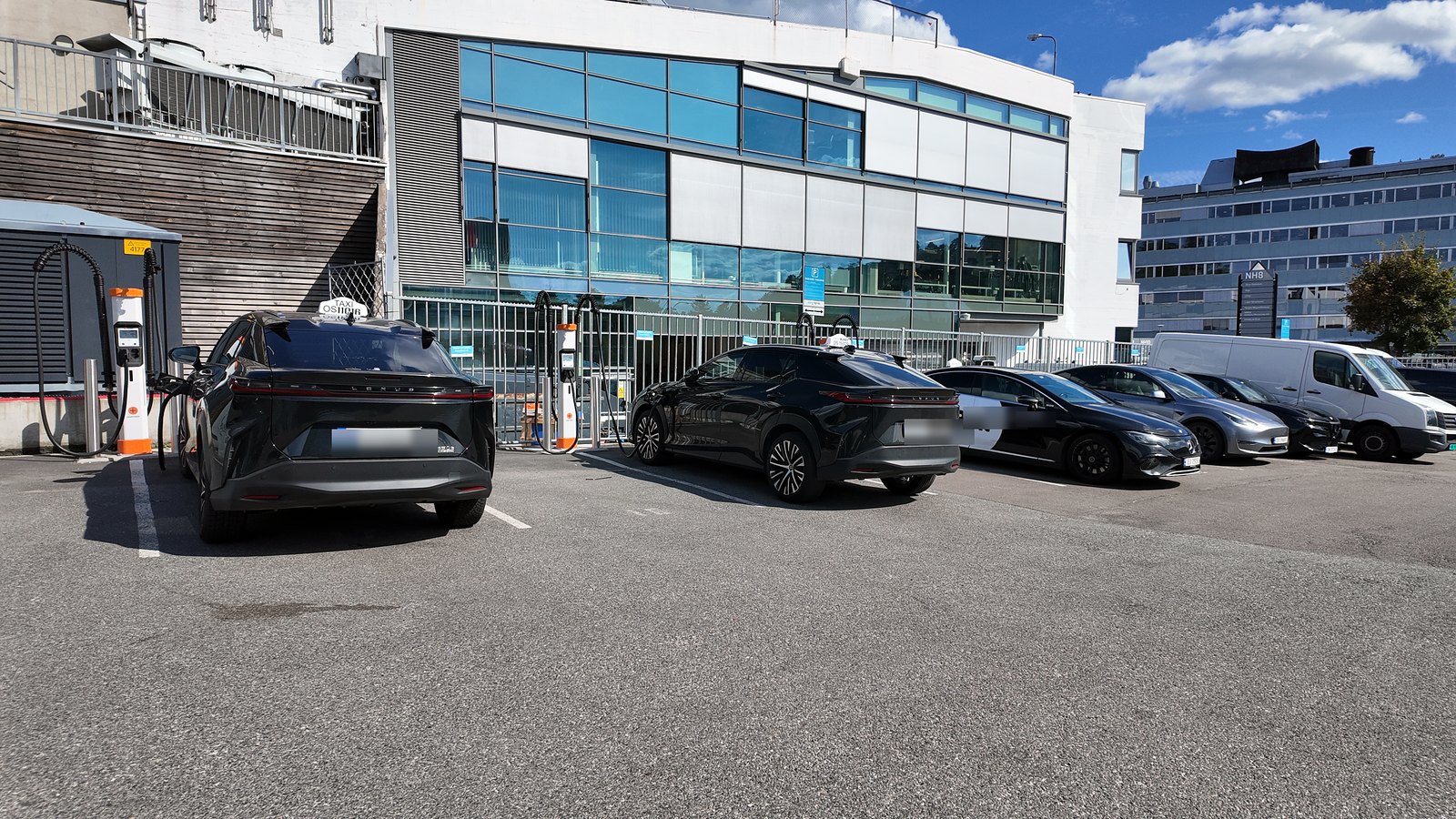 Elbilene til Akkord Drive på ladeplassene utenfor basen på Bryn