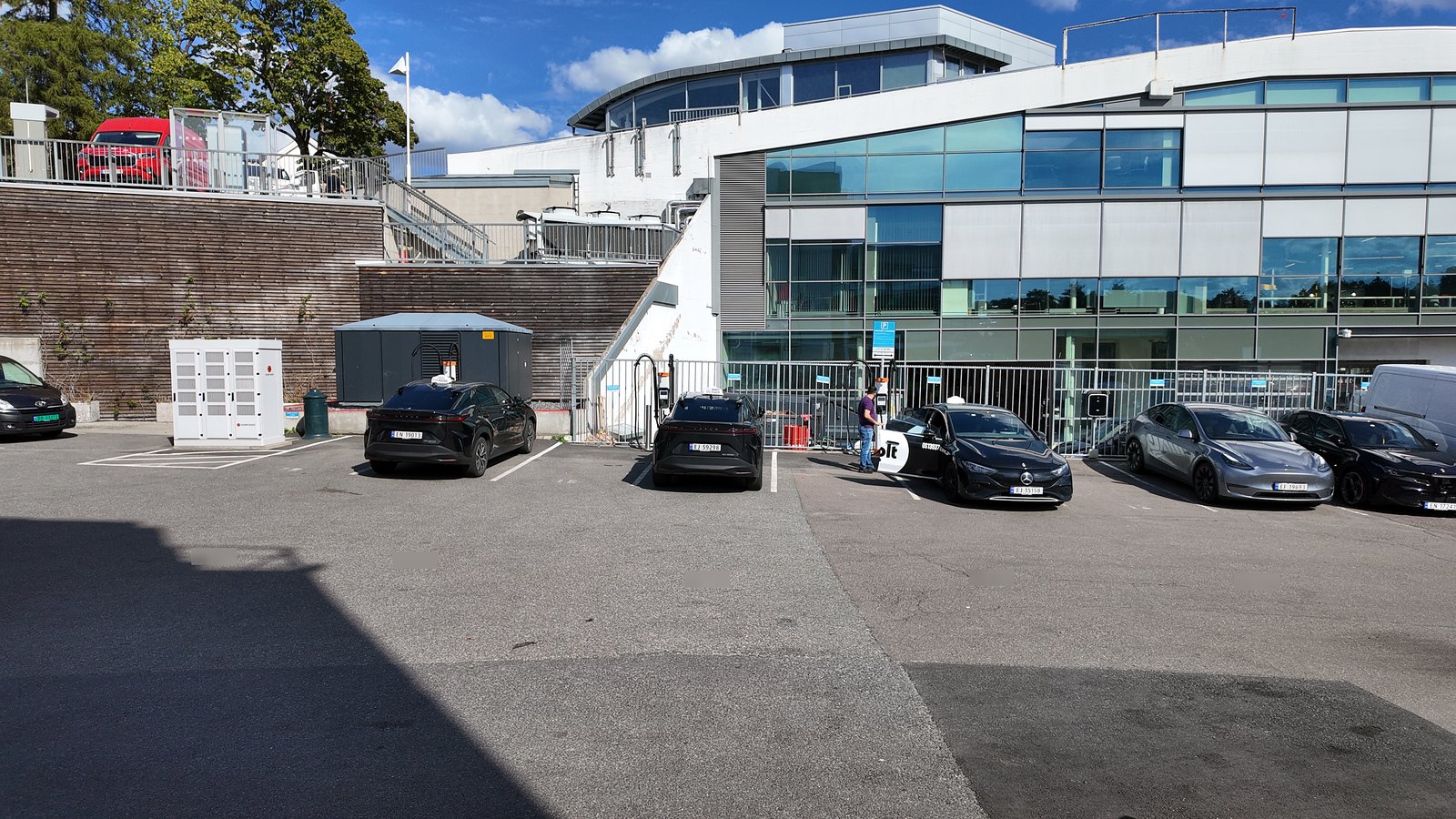 Ladeanlegget sett fra parkeringen